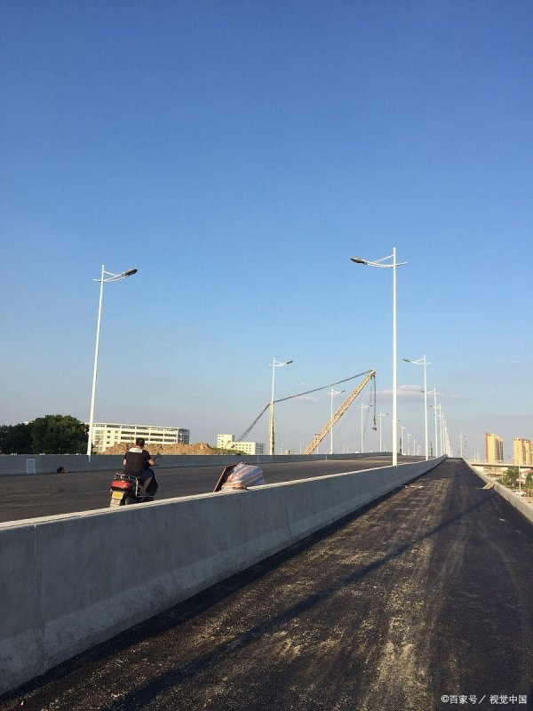 配资之家服务 高速公路会发电？江苏这段光伏路面实测省电40%